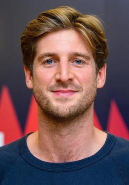 汤姆·斯托顿 Tom Stourton